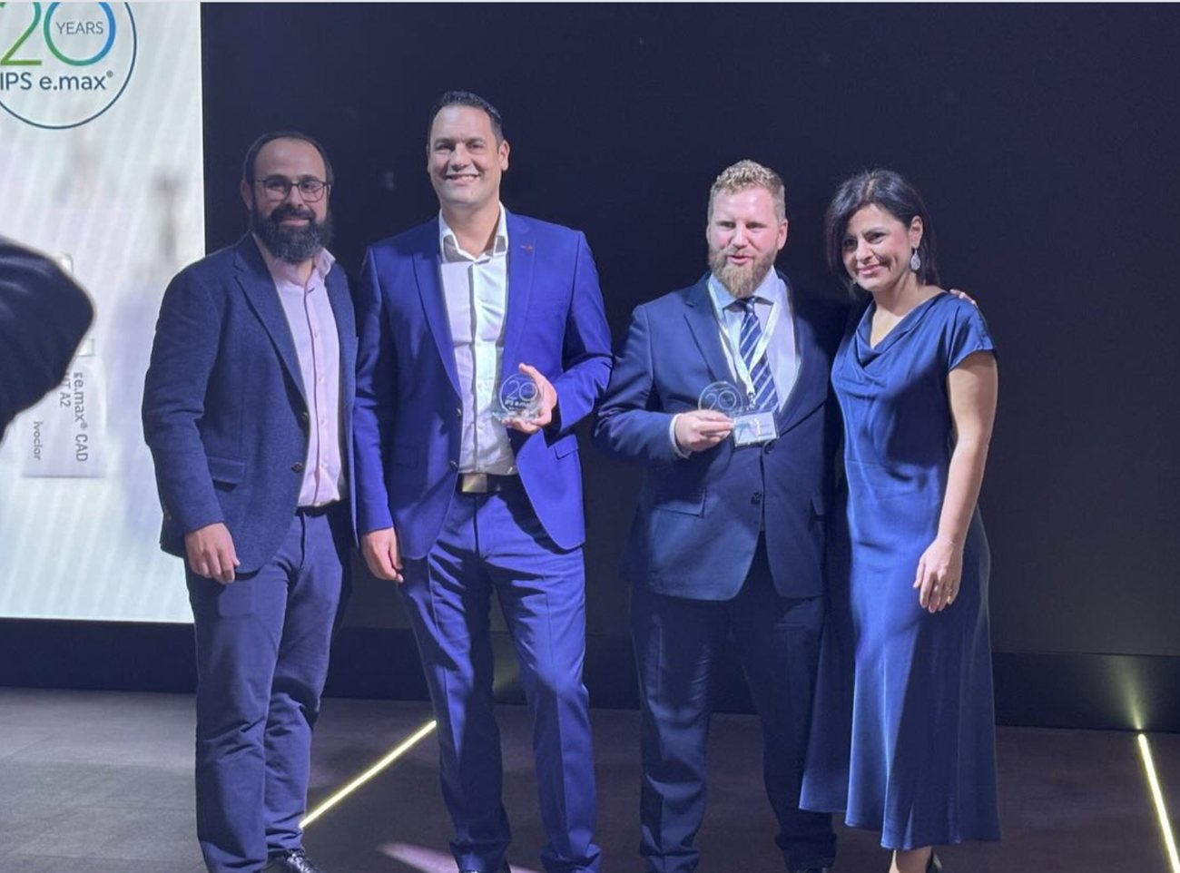 Dr. Víctor García y Juanjo Bermejo recibiendo el premio Ivoclar Iberia al Mejor Caso Clínico 2026